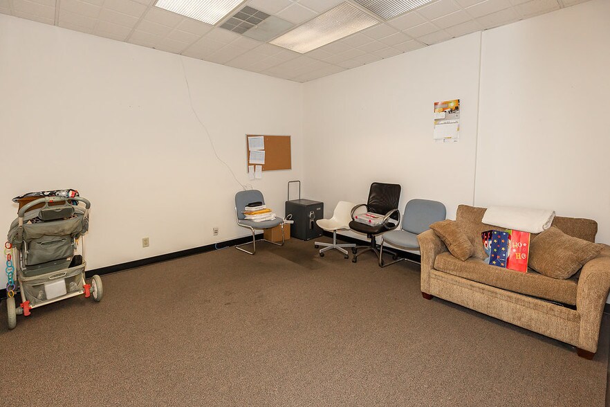 More Photos Of 8901 Washington St, Kansas City Showroom For Sale