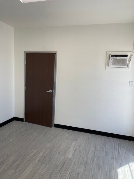 More Photos Of 2010 Holly Ave, Lake Havasu City Warehouse For Lease