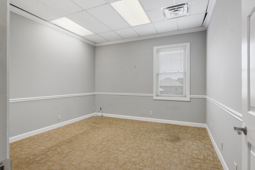 More Photos Of 133 Indian Lake Rd, Hendersonville Office For Lease