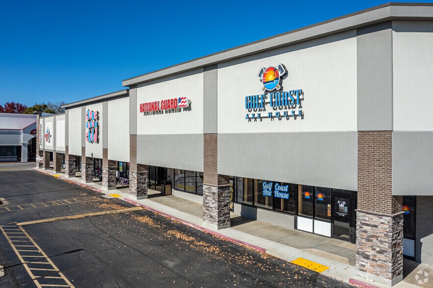 More Photos Of 2999-3033 N College Ave, Fayetteville Unknown For Lease