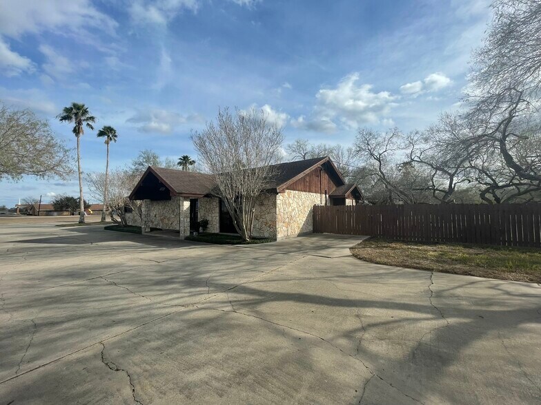 More Photos Of 325 General Cavazos Blvd, Kingsville Office For Sale