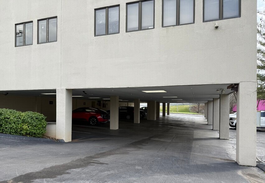 More Photos Of 2606 N Greenway Dr, Knoxville Office For Lease