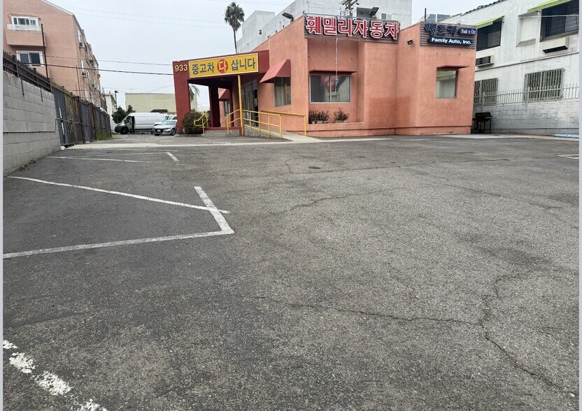 More Photos Of 933 S Western Ave, Los Angeles Auto Dealership For Lease