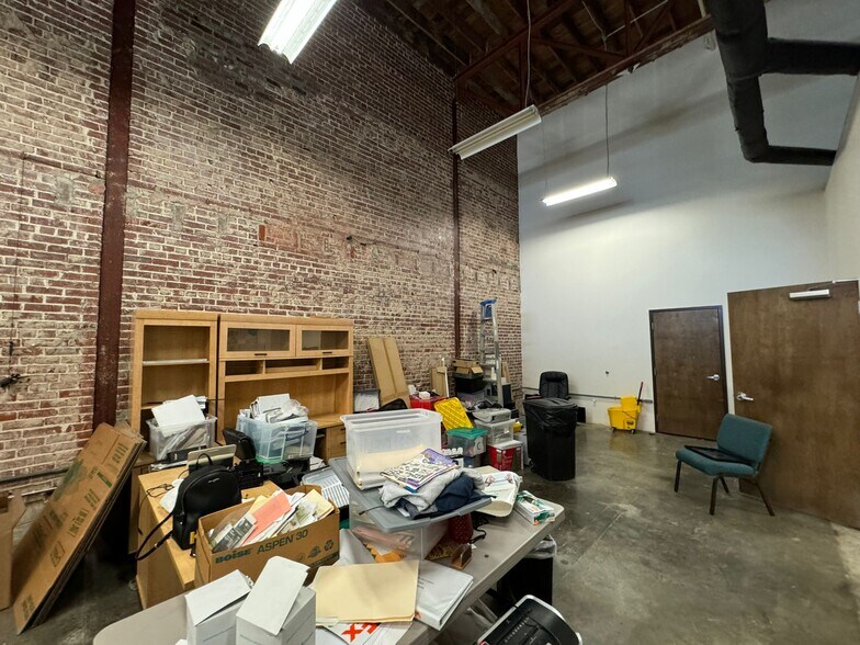 More Photos Of 258 Poplar Ave, Memphis Storefront Retail Office For Lease