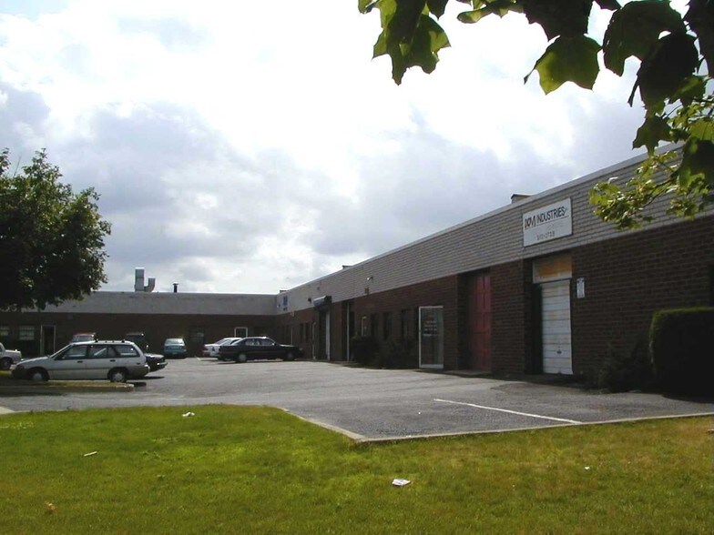Primary Photo Of 181 E Industry Ct, Deer Park Warehouse For Lease