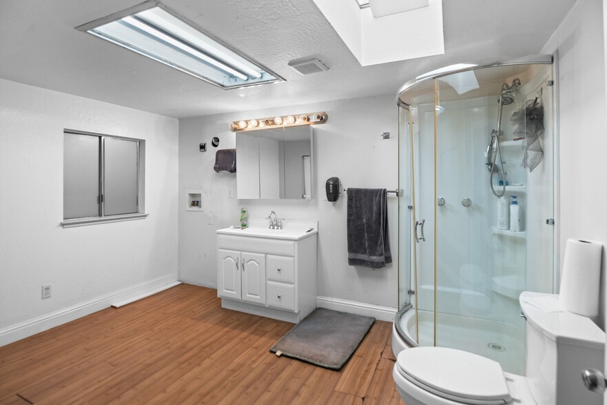 More Photos Of 2001-2005 Spring St, Redwood City Service For Sale