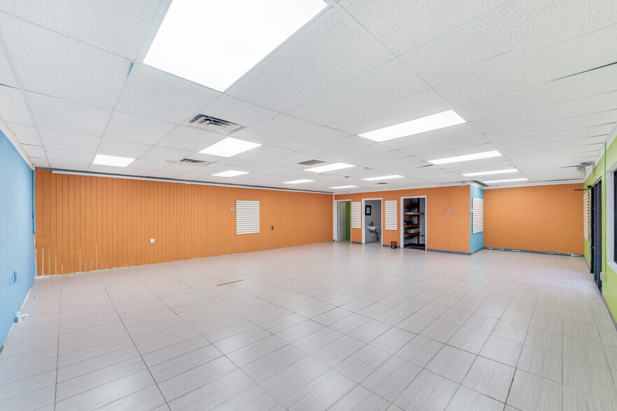 More Photos Of 15630 Mcgregor Blvd, Fort Myers Freestanding For Sale