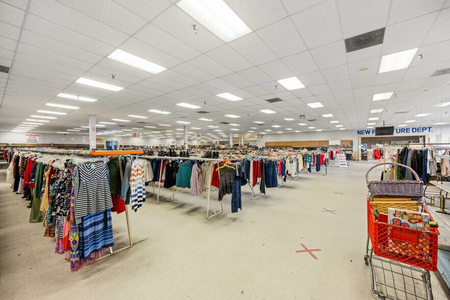 More Photos Of 44201-44247 N 10th St W, Lancaster Unknown For Lease