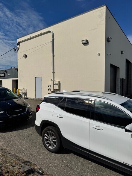 More Photos Of 590 Lordship Blvd, Stratford Warehouse For Sale