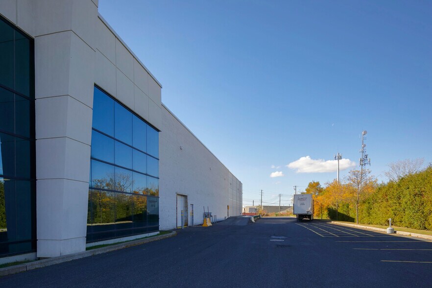 More Photos Of 2625-2655 Boul Jacques-Cartier E, Longueuil Flex For Lease
