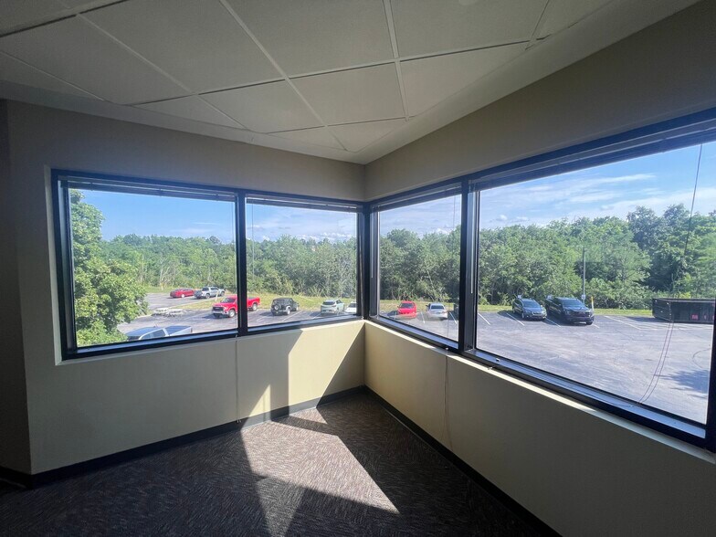 More Photos Of 2670 Chancellor Dr, Crestview Hills Office For Lease