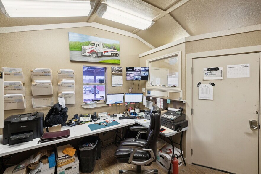 More Photos Of 100 Pecan Dr, Schertz Service For Lease