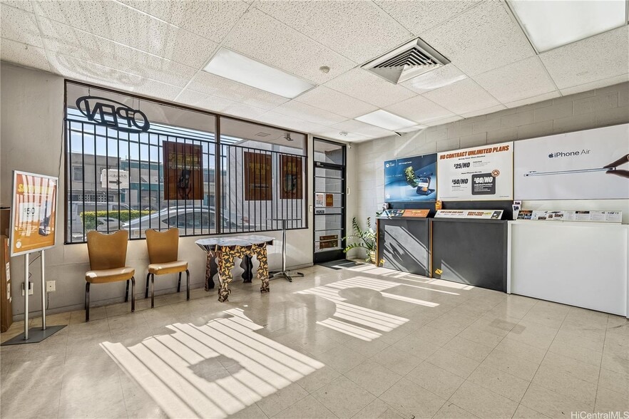 More Photos Of 2046 N King St, Honolulu Storefront Retail Office For Sale