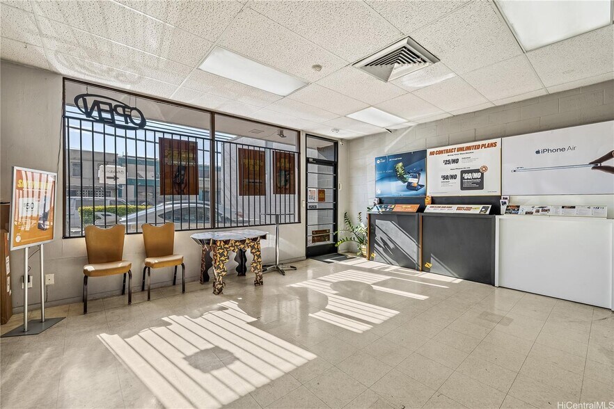 More Photos Of 2046 N King St, Honolulu Storefront Retail Office For Sale