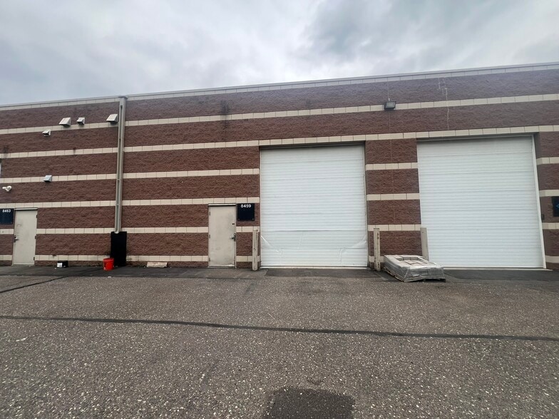More Photos Of 8451-8479 Xerxes Ave N, Brooklyn Park Showroom For Lease