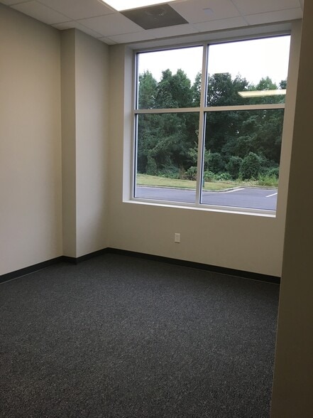 More Photos Of 123 Poplar Pointe Dr, Mooresville Flex For Lease