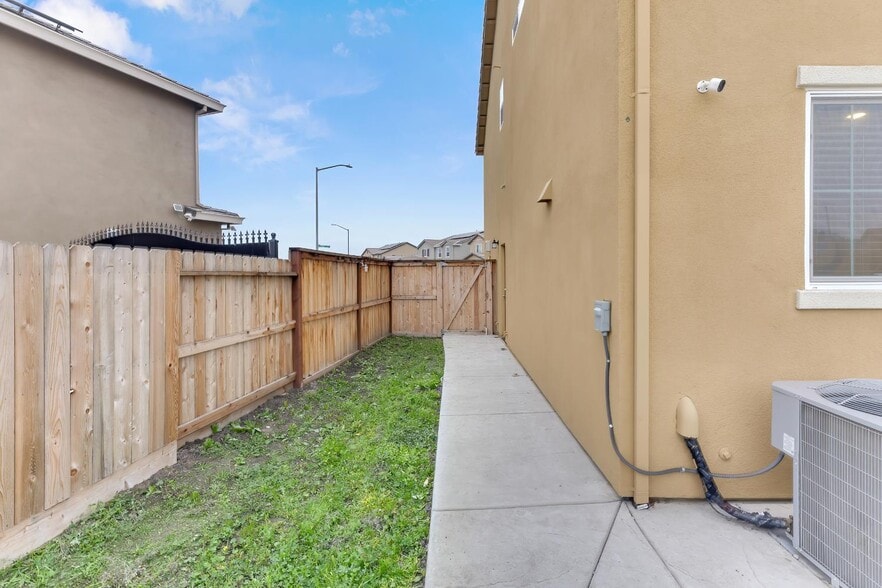 More Photos Of 3600 Pride Way, Stockton Multifamily For Sale