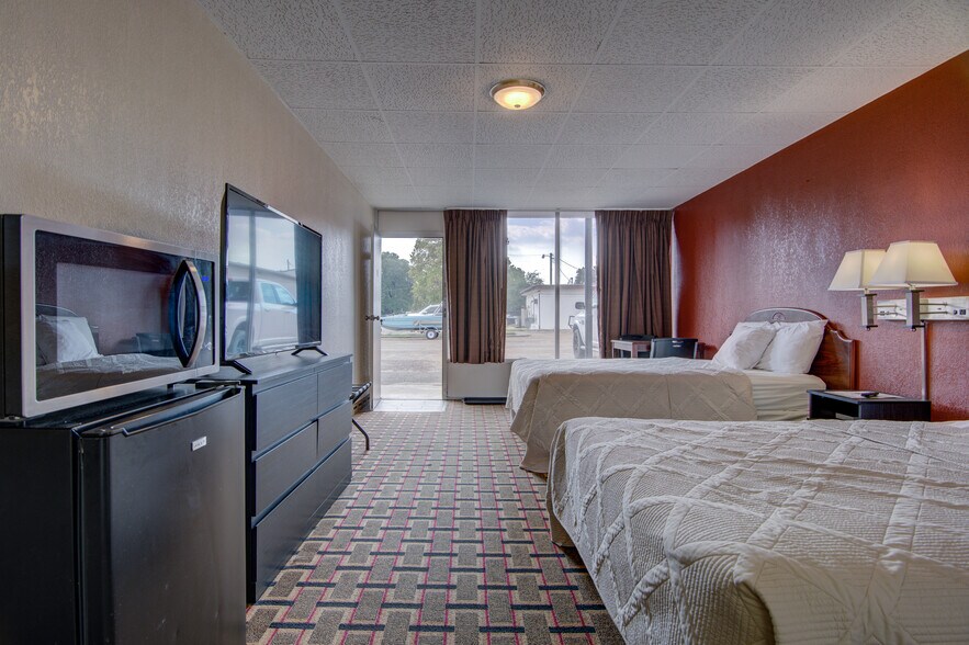 More Photos Of 100 W Wilson St, Valliant Hotel For Sale