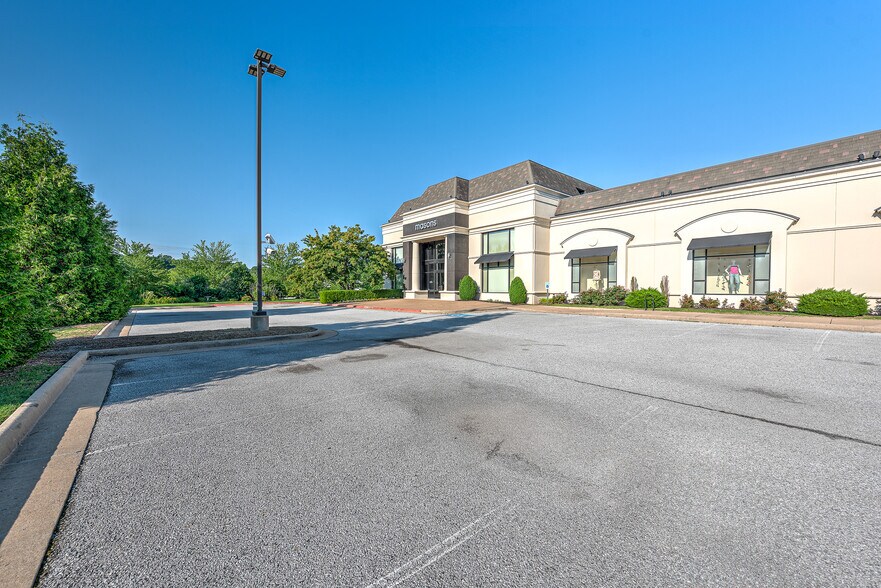 More Photos Of 1350 E Joyce Blvd, Fayetteville Freestanding For Sale