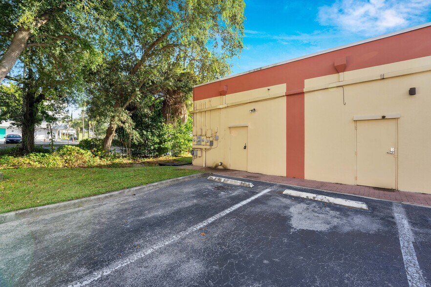 More Photos Of 241 S Westmonte Dr, Altamonte Springs Unknown For Lease