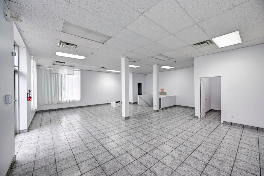 More Photos Of 103 Boul Perrot, L'Île-Perrot Storefront For Sale