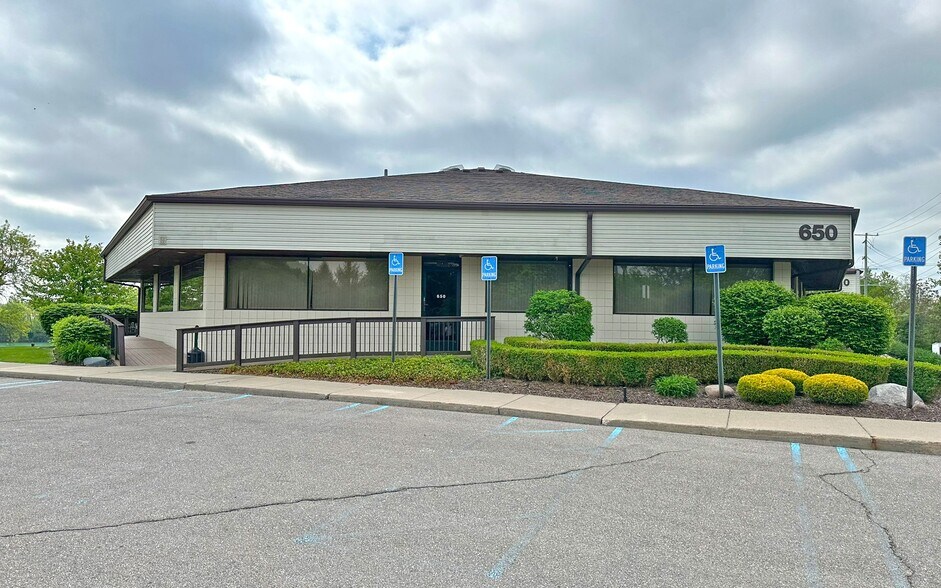 More Photos Of 650 Griswold St, Northville Medical For Lease