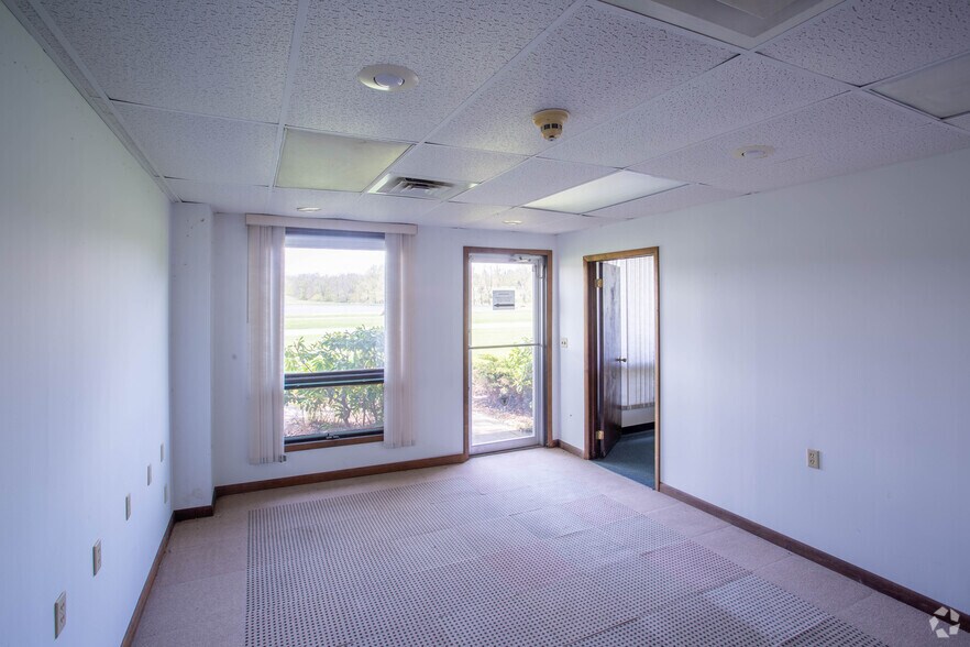 More Photos Of 37 Colonel Lindbergh Ln, Moscow Airport For Sale