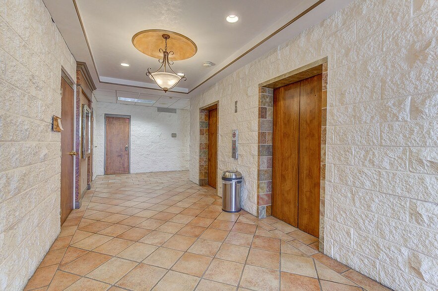More Photos Of 375 Glensprings Dr, Springdale Office For Sale