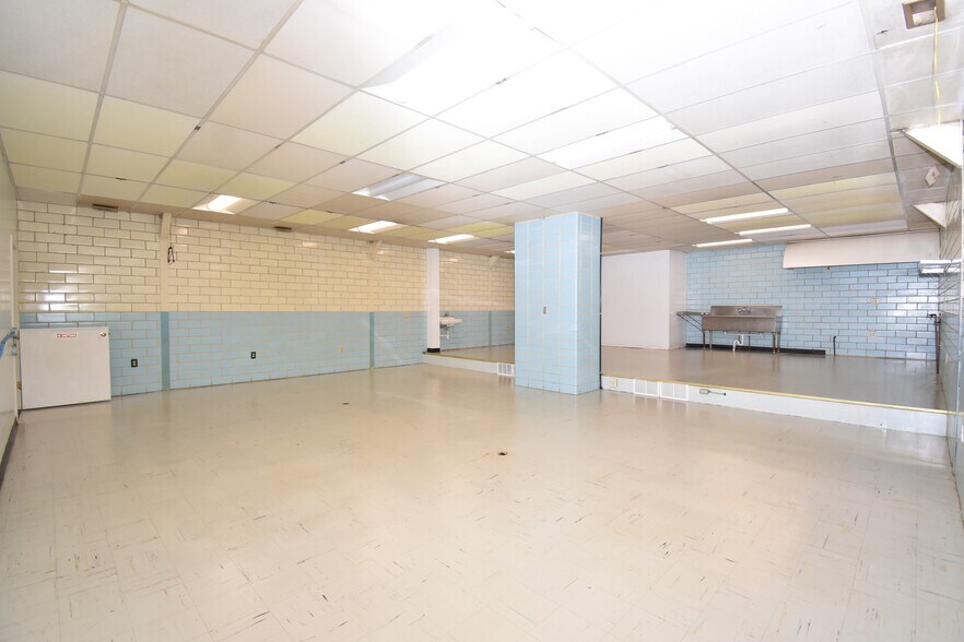 More Photos Of 132 N Main St, Hubbard Freestanding For Sale