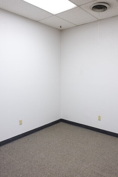More Photos Of 115 W 1st St, Dumas Medical For Lease