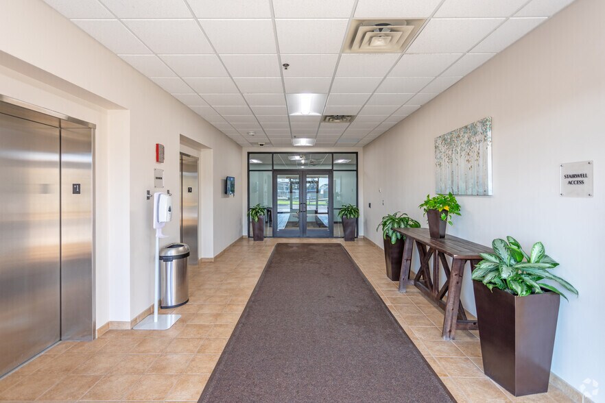 More Photos Of 101 Broadway St W, Osseo Office For Lease