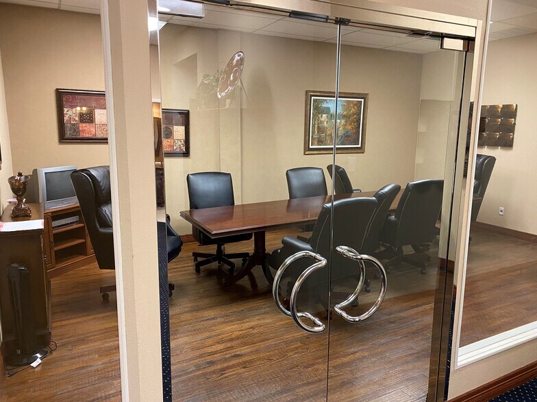 More Photos Of 121 W Hickory St, Denton Office Residential For Lease