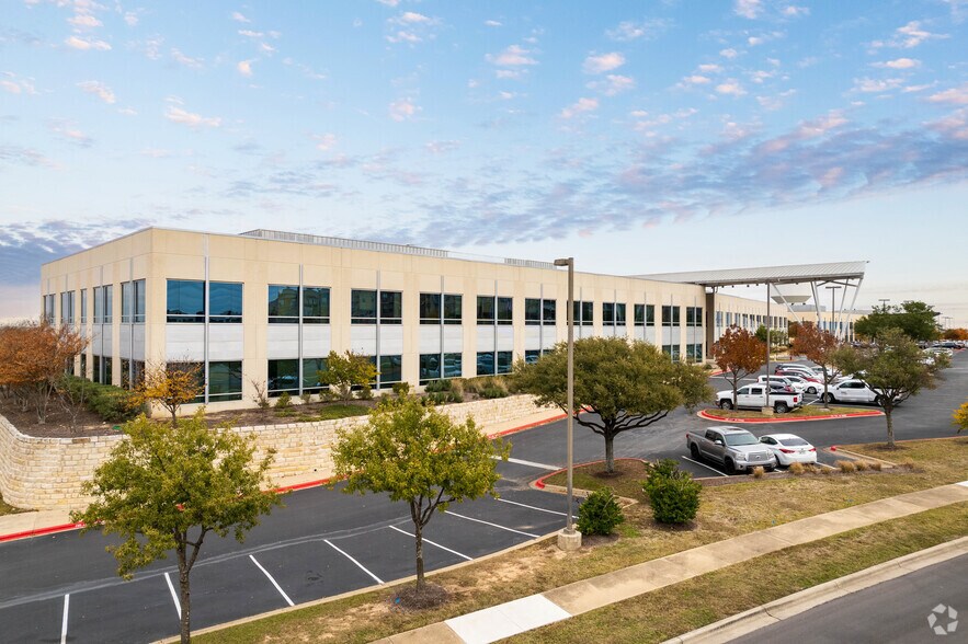 More Photos Of 810 Hester's Crossing, Round Rock Office For Lease