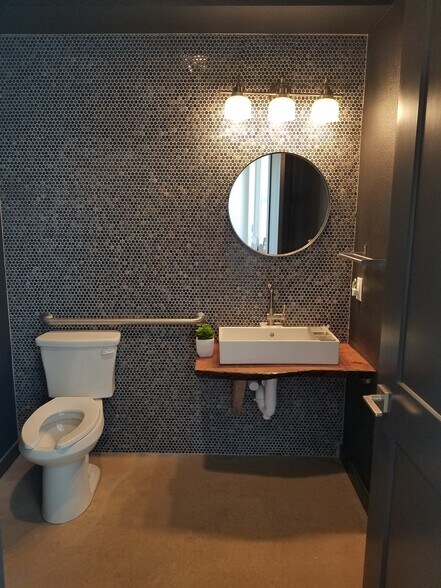 More Photos Of 1147 N Academy Ave, New Braunfels General Retail For Lease