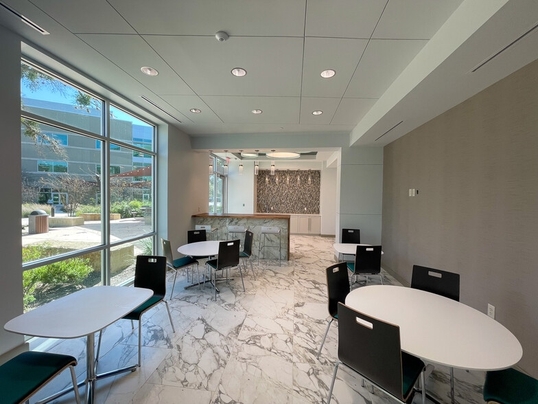 More Photos Of 19122 N US Highway 281, San Antonio Office For Lease