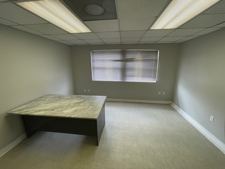 More Photos Of 1150 Maxwell Ave, Evansville Unknown For Lease