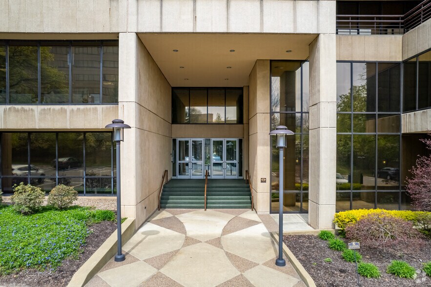 More Photos Of 750 Holiday Dr, Pittsburgh Office Residential For Lease