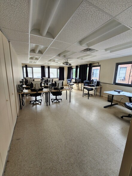 More Photos Of 1 Linden Pl, Great Neck Office For Lease