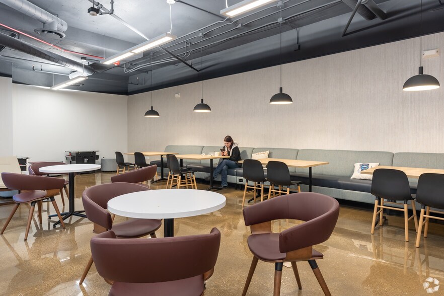 More Photos Of 700 Commerce Dr, Oak Brook Coworking Space