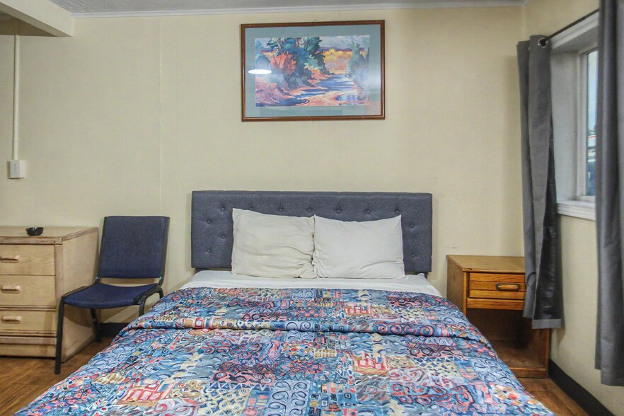 More Photos Of 801 W Broadway Ave, Bloomfield Hotel For Sale