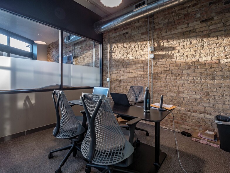 More Photos Of 3033-3035 N Clark St, Chicago Office For Sale