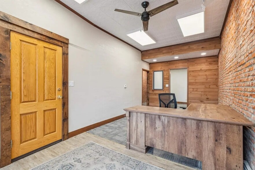 More Photos Of 118 W Mission St, Strawberry Point Loft Creative Space For Lease