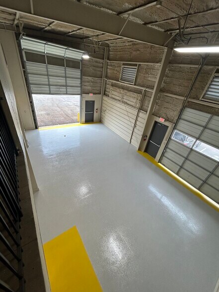 More Photos Of 9 Spanish Pass Rd, Boerne Showroom For Lease