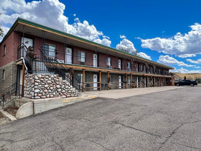 More Photos Of 501 S 6th St, Thermopolis Hotel For Sale