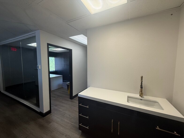 More Photos Of 325 W Melinda Ln, Phoenix Manufacturing For Lease