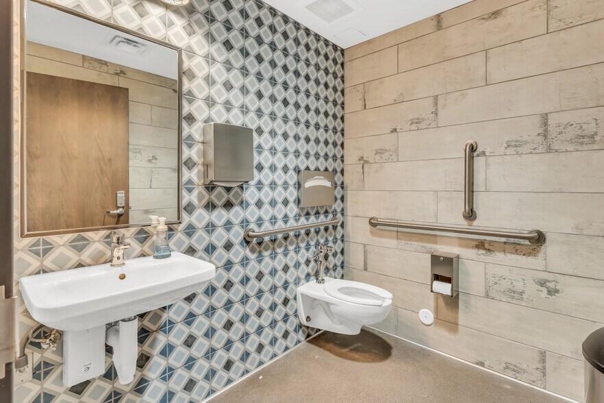 More Photos Of 15032 N 74th St, Scottsdale Showroom For Sale