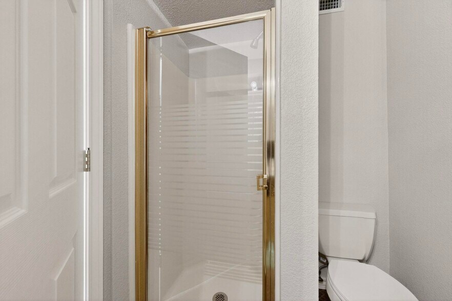 More Photos Of 2620 Carson St, Haltom City Light Distribution For Lease