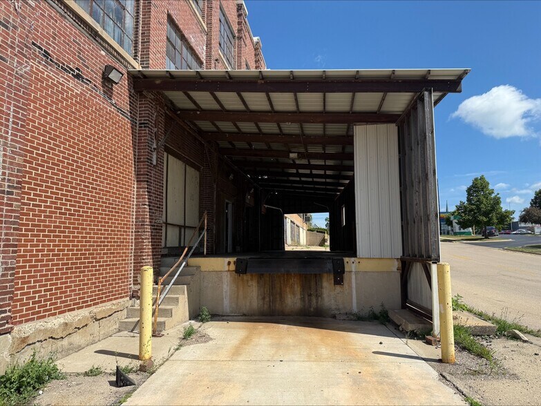 More Photos Of 301 W 3rd St, Sterling Manufacturing For Lease