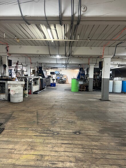 More Photos Of 50 Industrial Cir, Lincoln Manufacturing For Lease