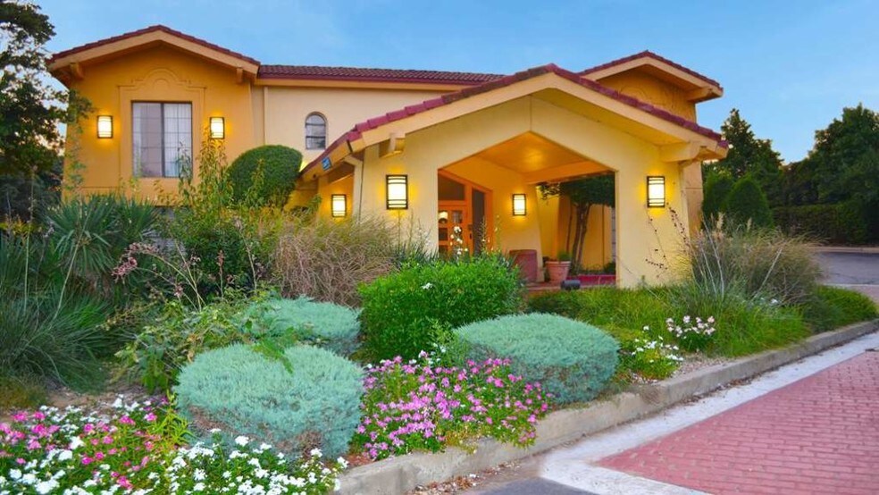 More Photos Of 5201 N State Line Ave, Texarkana Hotel For Sale